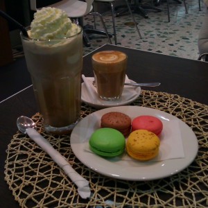 Sydney treat: (ice)coffee with macarons